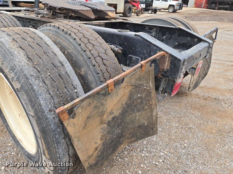 image for item EU3952 2003 International 9200i semi truck