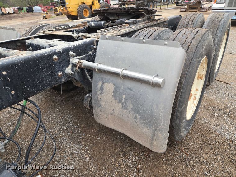 image for item EU3952 2003 International 9200i semi truck