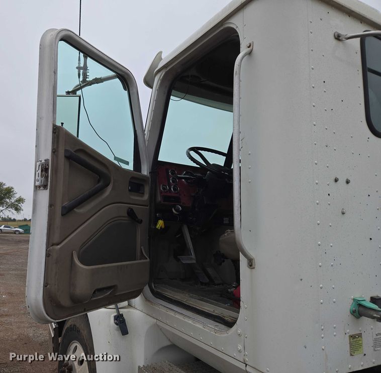 image for item EU3952 2003 International 9200i semi truck