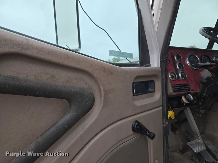 image for item EU3952 2003 International 9200i semi truck