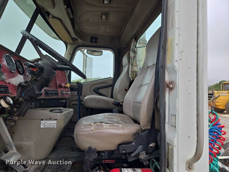 image for item EU3952 2003 International 9200i semi truck