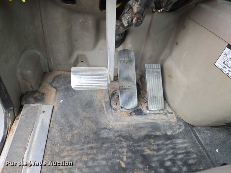 image for item EU3952 2003 International 9200i semi truck