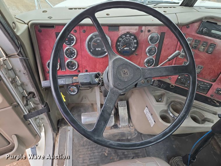 image for item EU3952 2003 International 9200i semi truck