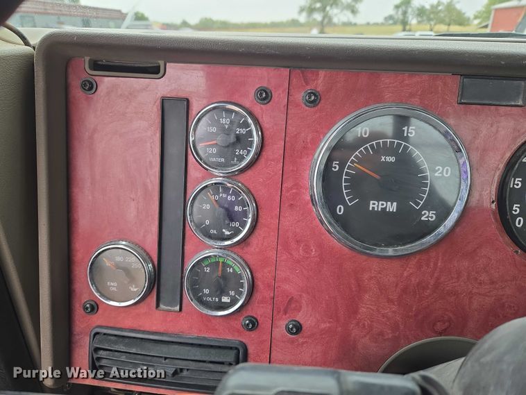 image for item EU3952 2003 International 9200i semi truck