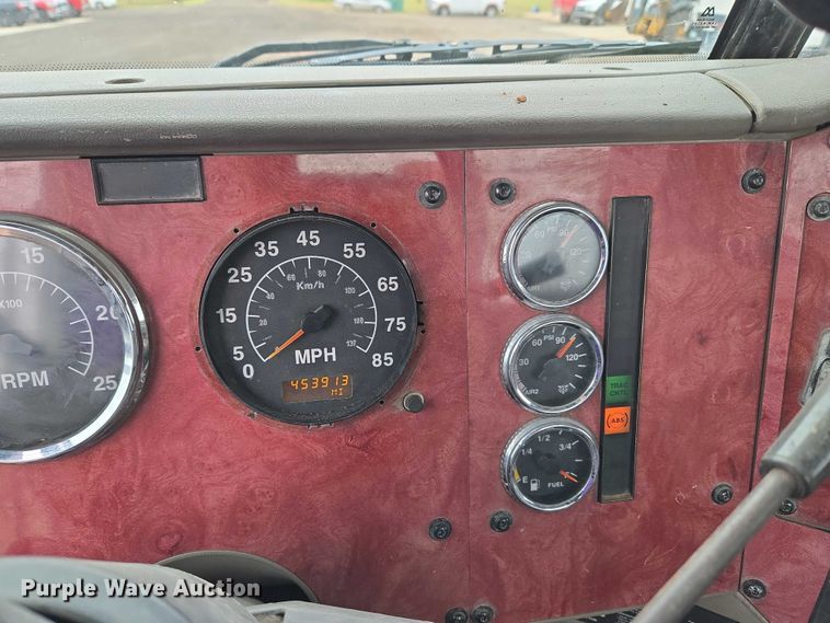 image for item EU3952 2003 International 9200i semi truck