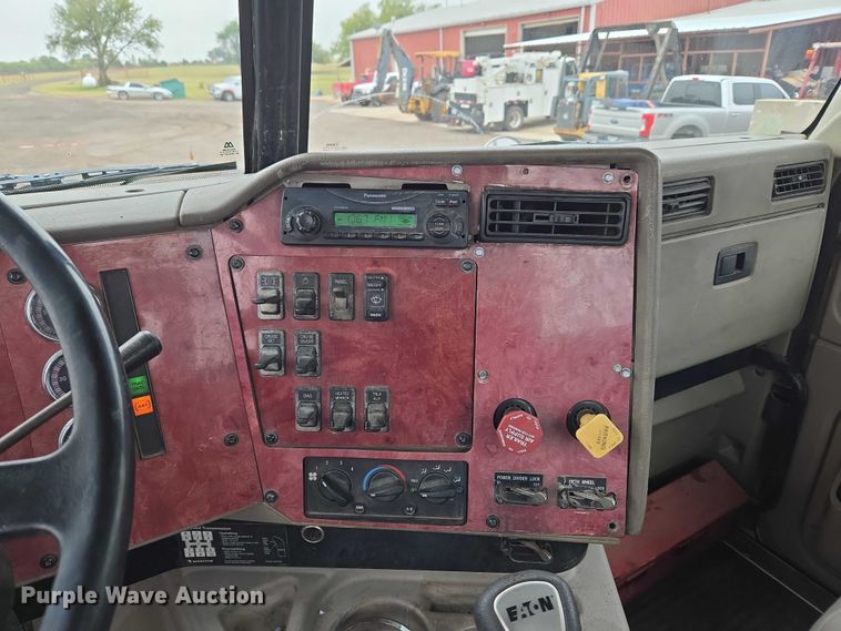 image for item EU3952 2003 International 9200i semi truck