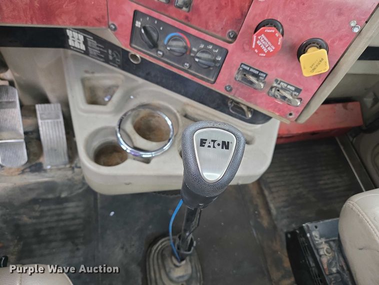 image for item EU3952 2003 International 9200i semi truck