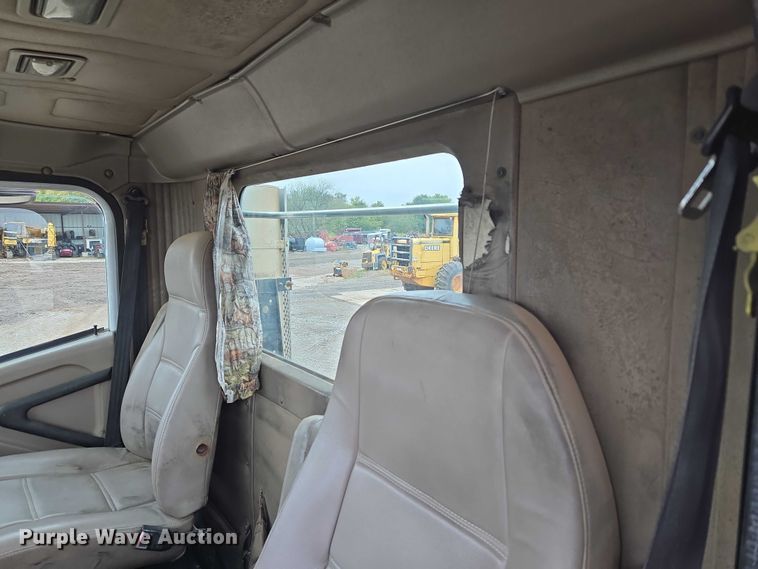 image for item EU3952 2003 International 9200i semi truck