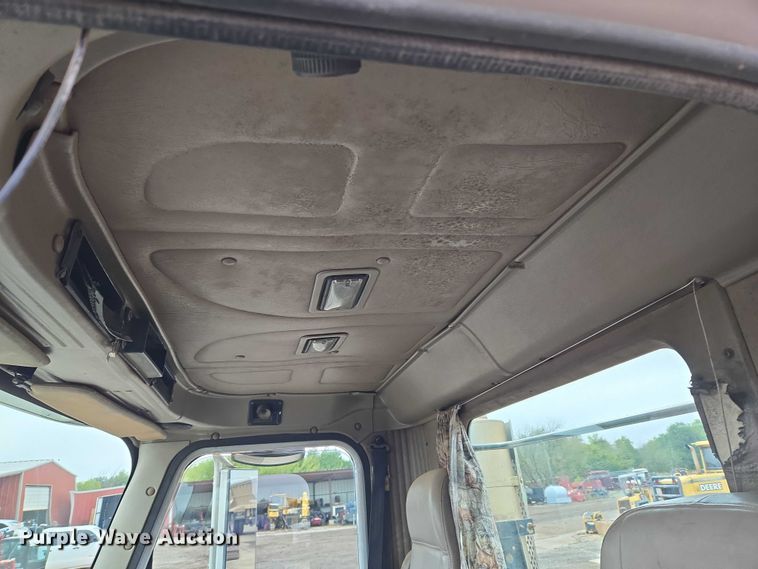 image for item EU3952 2003 International 9200i semi truck