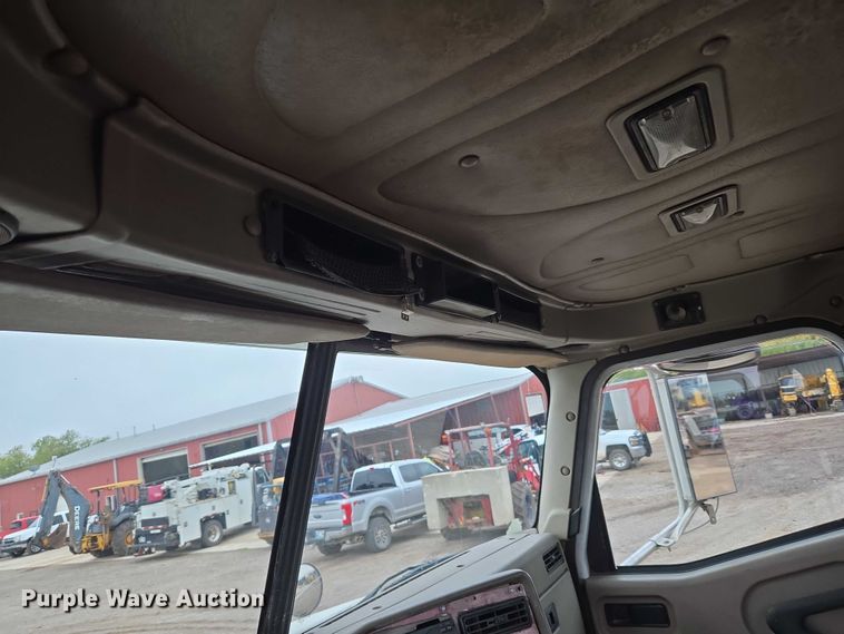 image for item EU3952 2003 International 9200i semi truck