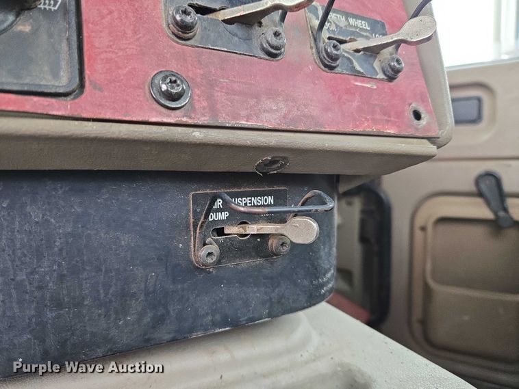 image for item EU3952 2003 International 9200i semi truck