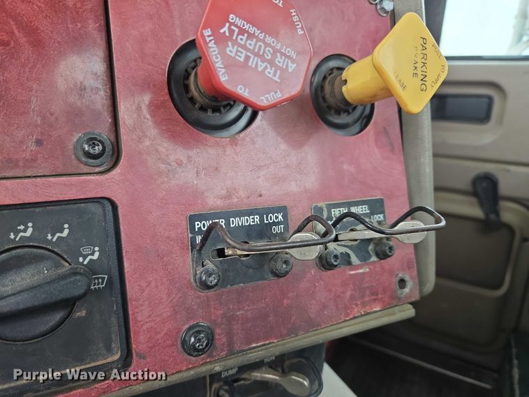 image for item EU3952 2003 International 9200i semi truck