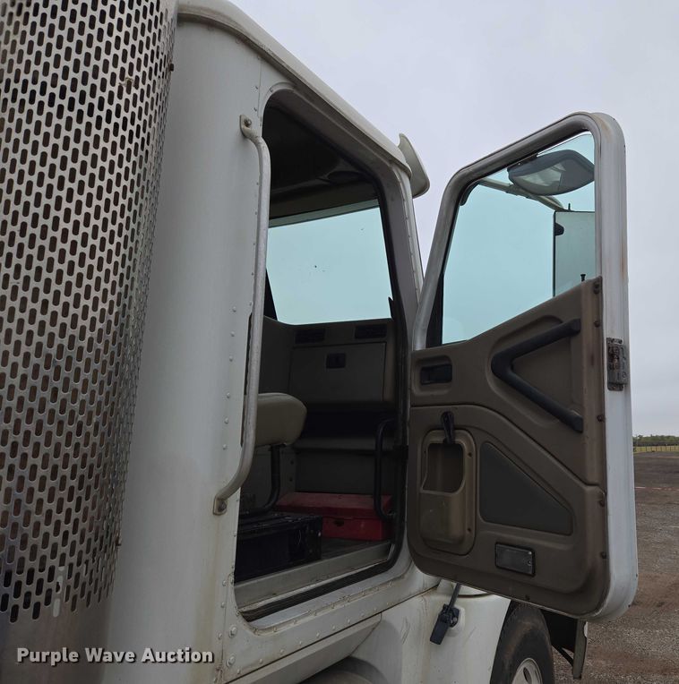 image for item EU3952 2003 International 9200i semi truck