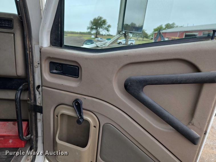 image for item EU3952 2003 International 9200i semi truck