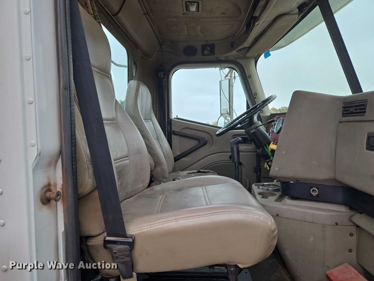 image for item EU3952 2003 International 9200i semi truck