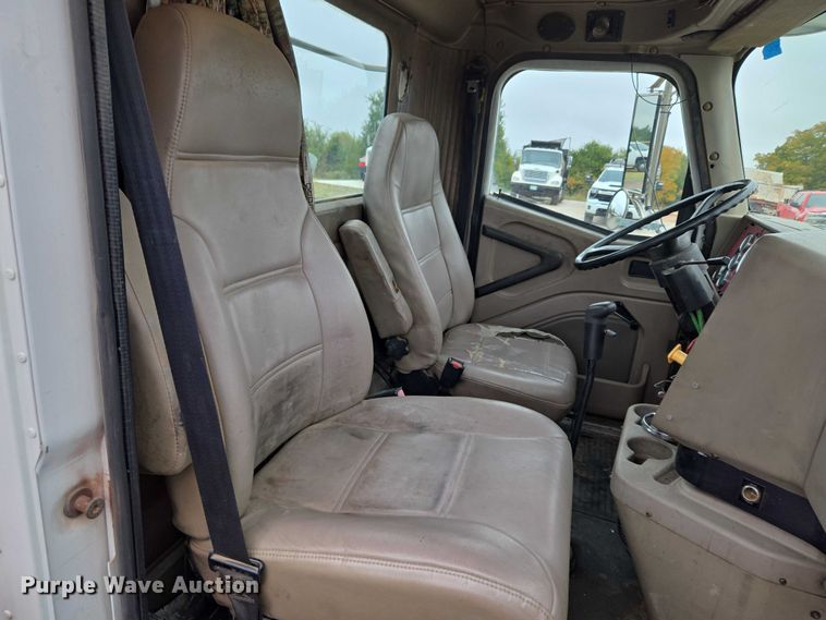 image for item EU3952 2003 International 9200i semi truck