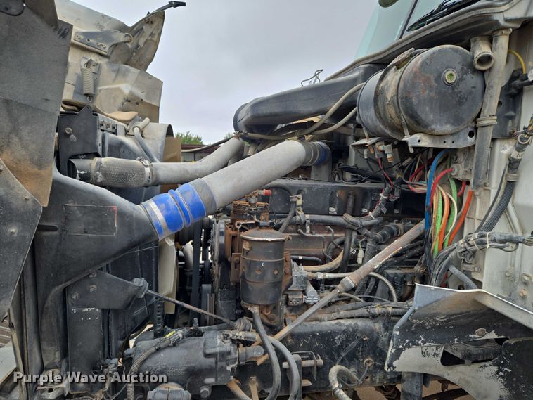 image for item EU3952 2003 International 9200i semi truck