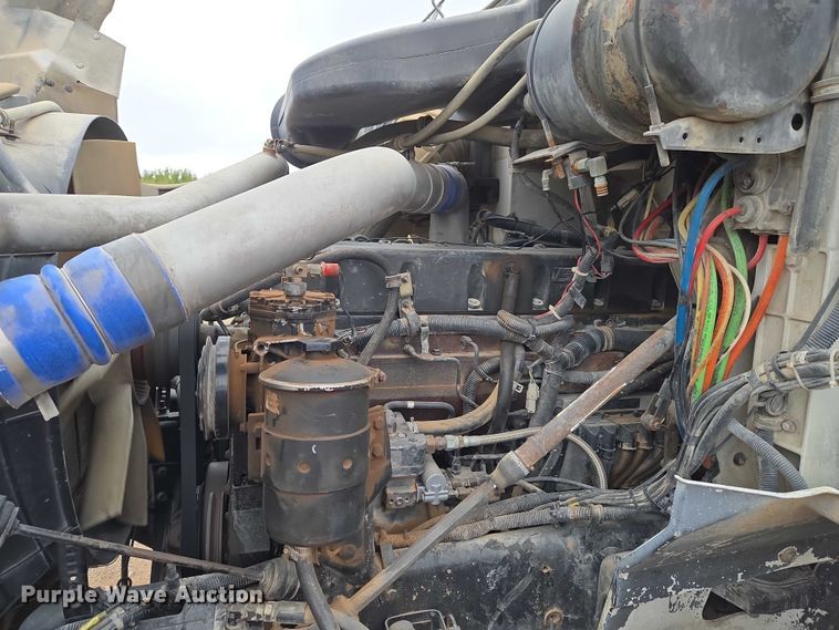 image for item EU3952 2003 International 9200i semi truck