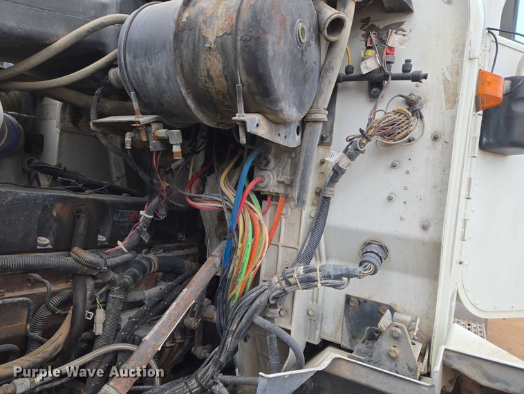 image for item EU3952 2003 International 9200i semi truck