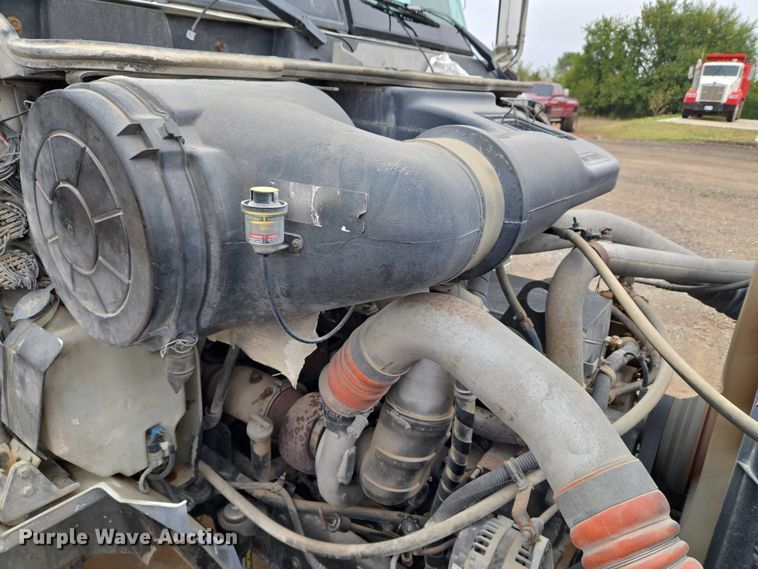 image for item EU3952 2003 International 9200i semi truck