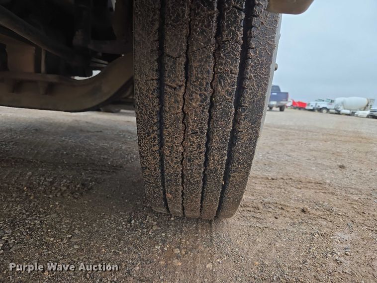 image for item EU3952 2003 International 9200i semi truck