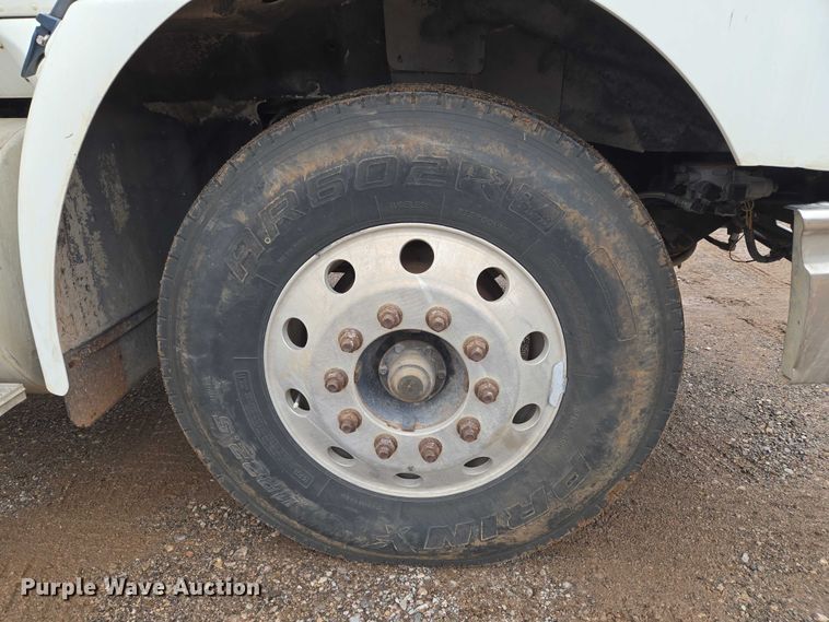 image for item EU3952 2003 International 9200i semi truck