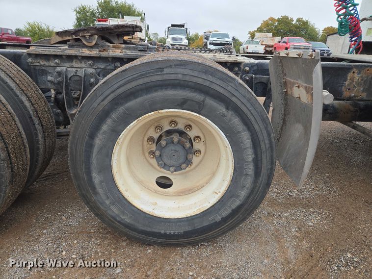 image for item EU3952 2003 International 9200i semi truck