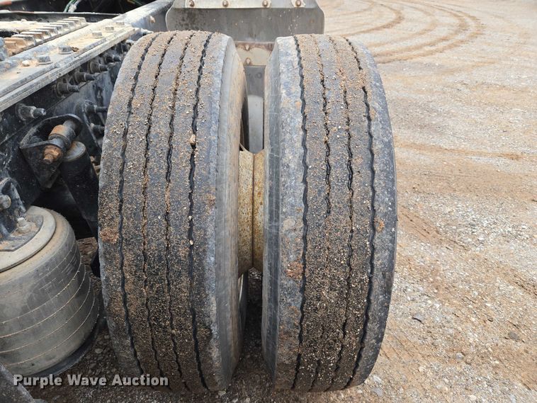 image for item EU3952 2003 International 9200i semi truck