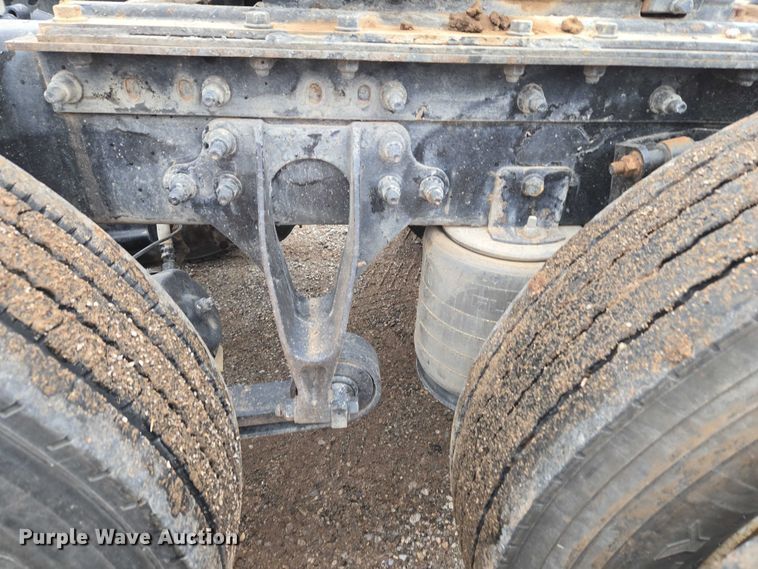 image for item EU3952 2003 International 9200i semi truck