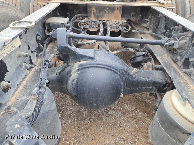 image for item EU3952 2003 International 9200i semi truck