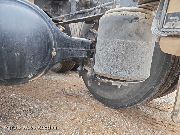 image for item EU3952 2003 International 9200i semi truck