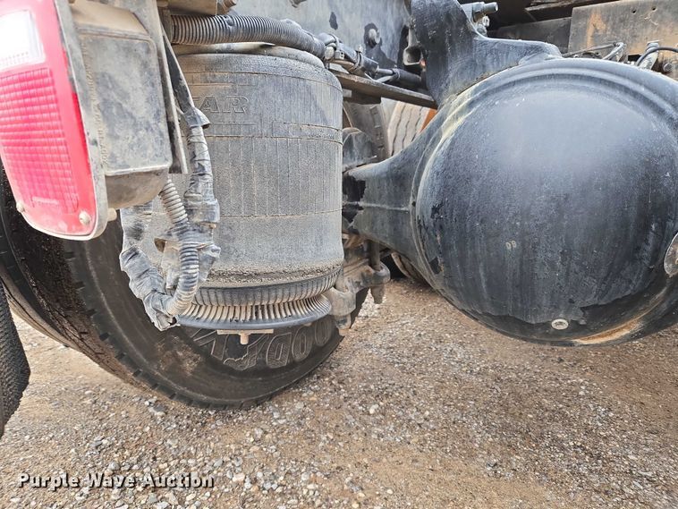 image for item EU3952 2003 International 9200i semi truck