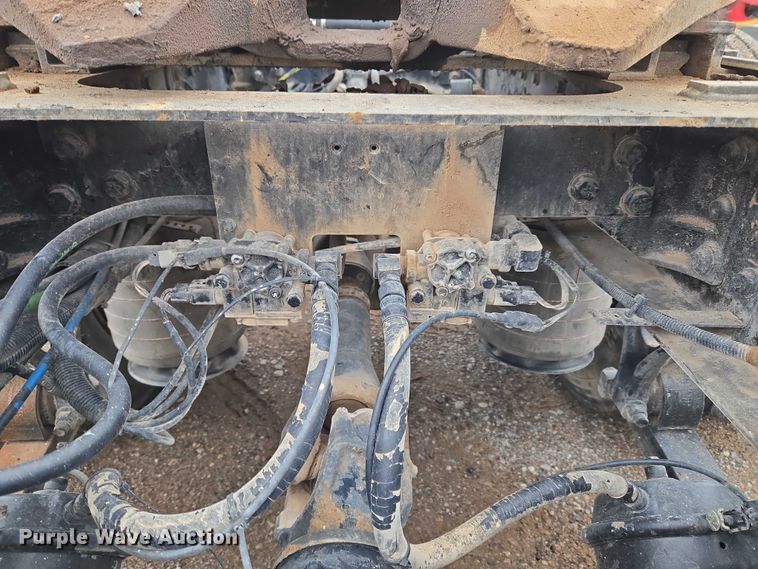 image for item EU3952 2003 International 9200i semi truck