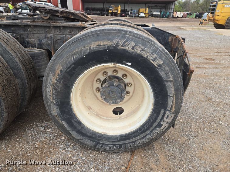 image for item EU3952 2003 International 9200i semi truck