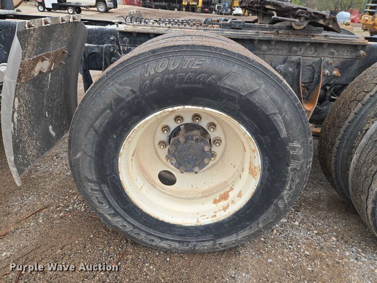 image for item EU3952 2003 International 9200i semi truck