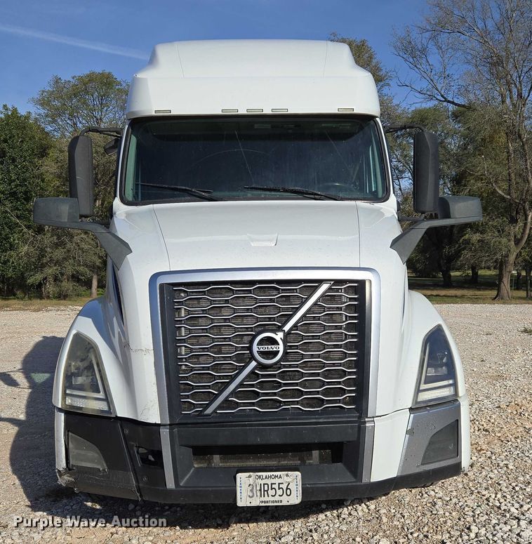 image for item EU3995 2019 Volvo Truck VNL semi truck