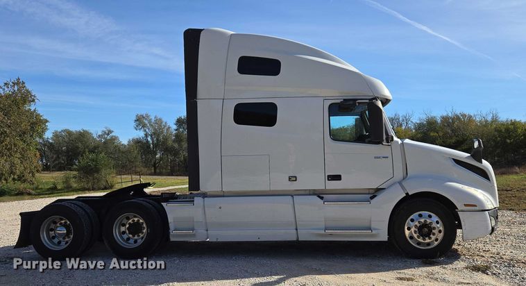 image for item EU3995 2019 Volvo Truck VNL semi truck
