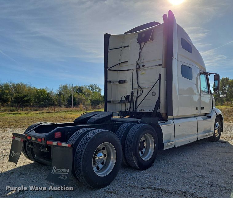 image for item EU3995 2019 Volvo Truck VNL semi truck