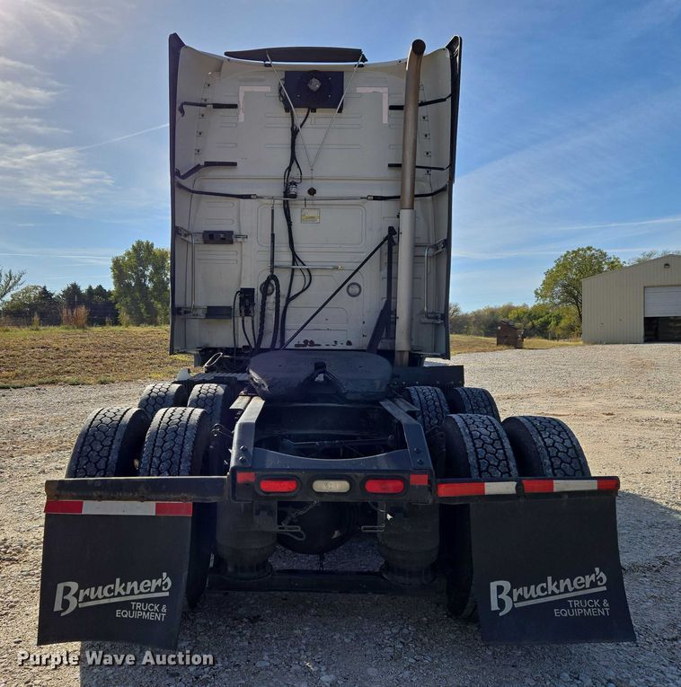 image for item EU3995 2019 Volvo Truck VNL semi truck