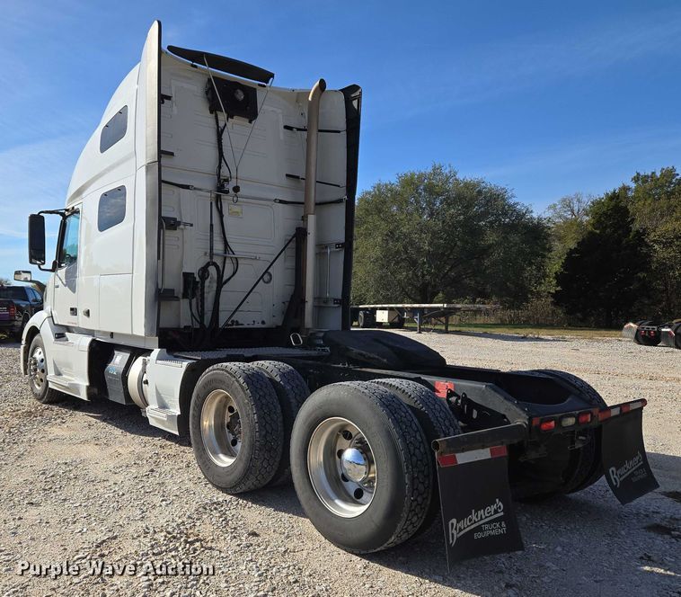 image for item EU3995 2019 Volvo Truck VNL semi truck