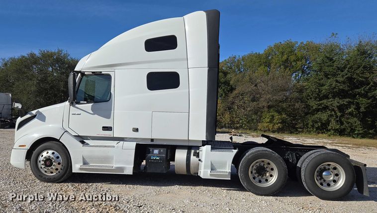image for item EU3995 2019 Volvo Truck VNL semi truck