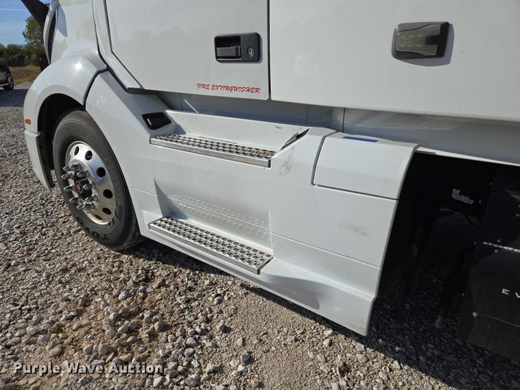 image for item EU3995 2019 Volvo Truck VNL semi truck