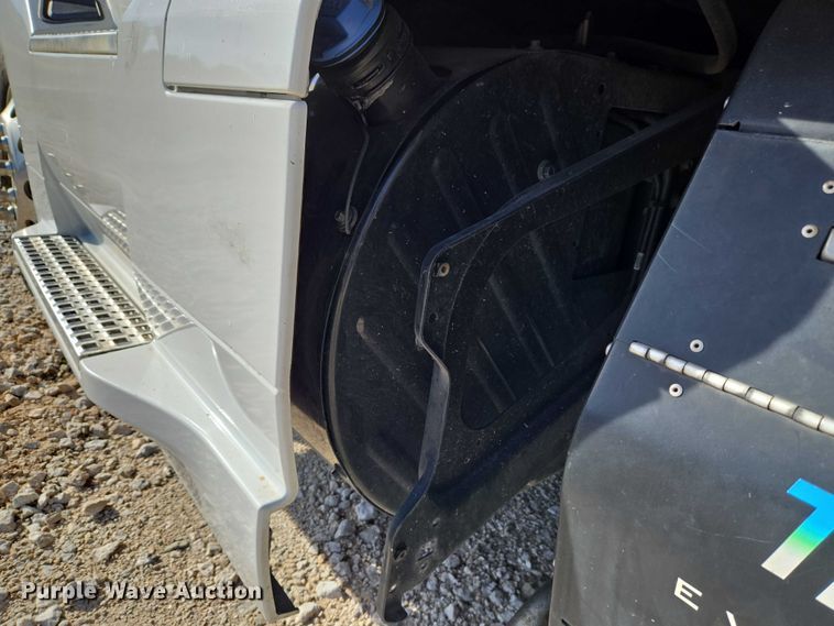 image for item EU3995 2019 Volvo Truck VNL semi truck