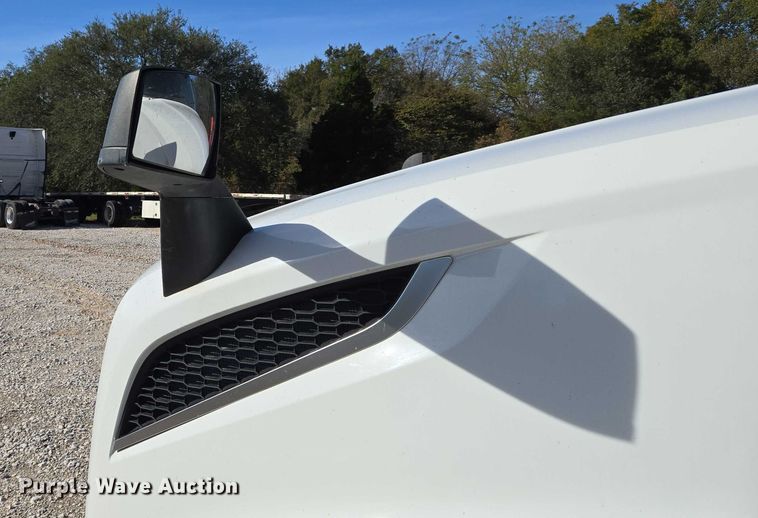 image for item EU3995 2019 Volvo Truck VNL semi truck