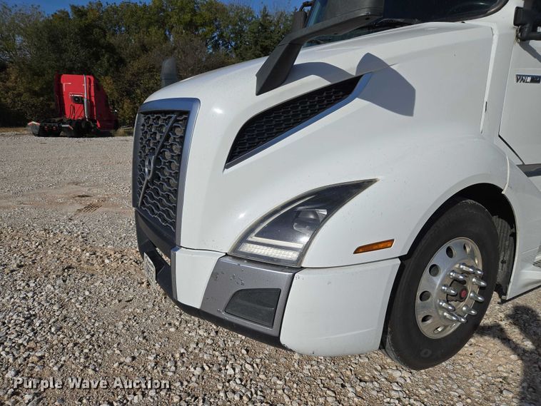 image for item EU3995 2019 Volvo Truck VNL semi truck