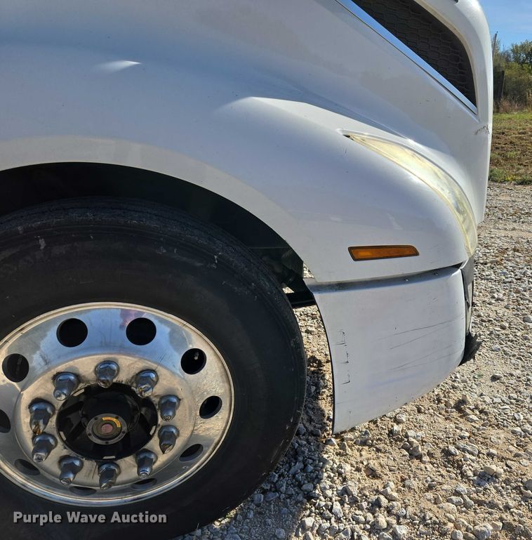 image for item EU3995 2019 Volvo Truck VNL semi truck