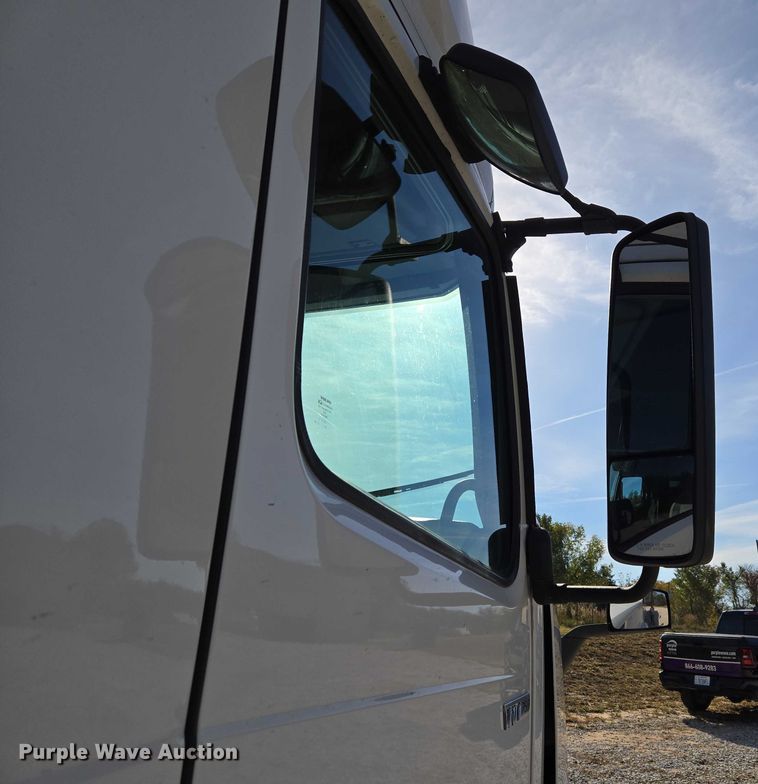 image for item EU3995 2019 Volvo Truck VNL semi truck