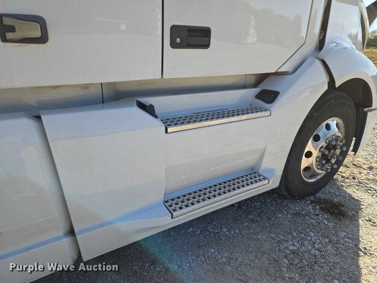 image for item EU3995 2019 Volvo Truck VNL semi truck