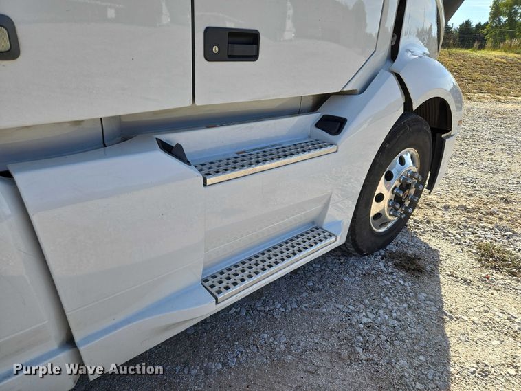 image for item EU3995 2019 Volvo Truck VNL semi truck