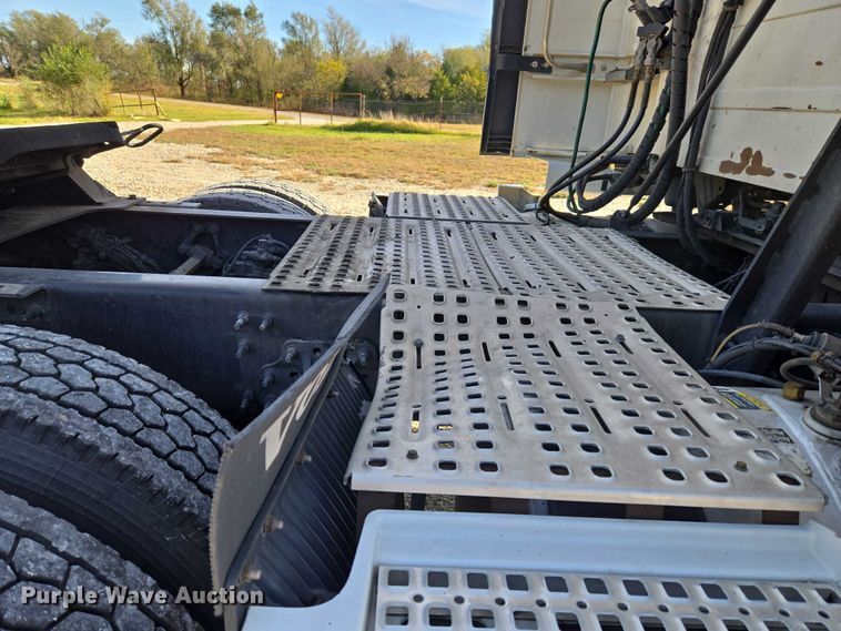 image for item EU3995 2019 Volvo Truck VNL semi truck